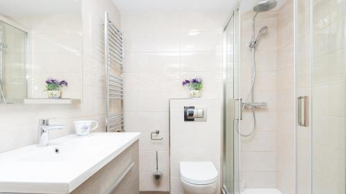 un bagno con doccia, WC e lavandino di 1 Rond - Llafranc a Santa Margarita