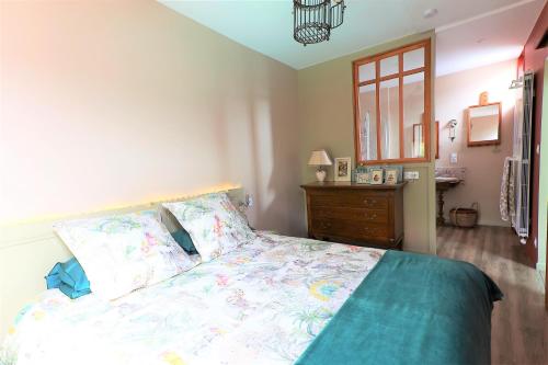 Una cama o camas en una habitación de Une Odeur de Tilleul