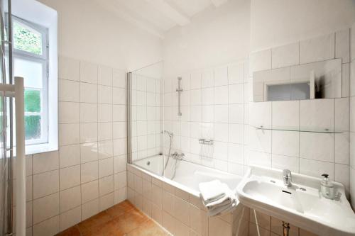 Ein Badezimmer in der Unterkunft Quellenhof - Wohnen im Denkmal - Wohnung "AHR"