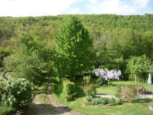 uma vista aérea de um jardim com árvores e um parque infantil em Chambre d'Hôtes La Bourdasse em Loubens