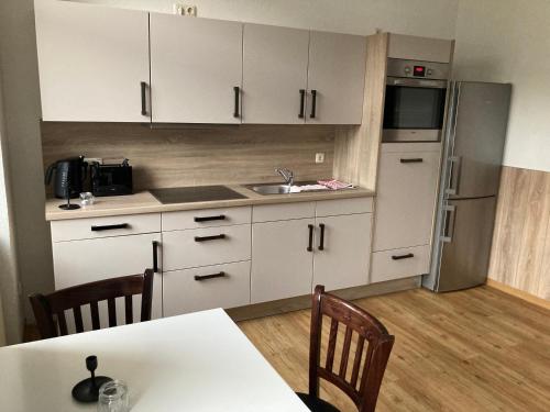 A cozinha ou cozinha compacta de Apartments am Hafen