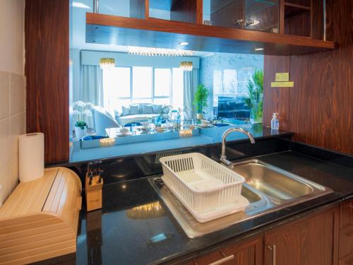 Kuchyň nebo kuchyňský kout v ubytování FIRST CLASS 2BR with full DUBAI DOWNTOWN SKYLINE view