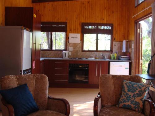 Majoituspaikan Blyde River Cabins keittiö tai keittotila