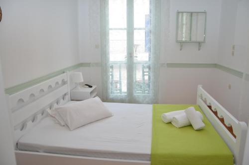 Postel nebo postele na pokoji v ubytování Aegli Rooms