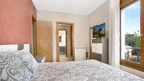 リョレート・デ・マルにある2Pau - Lloret de Marのベッドルーム1室(ベッド1台、大きな窓付)