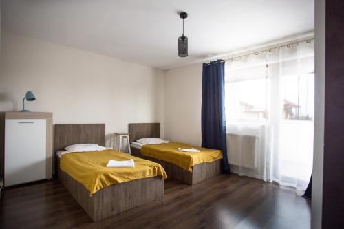 Ένα ή περισσότερα κρεβάτια σε δωμάτιο στο Sit And Dream Home with Terrace and Yard