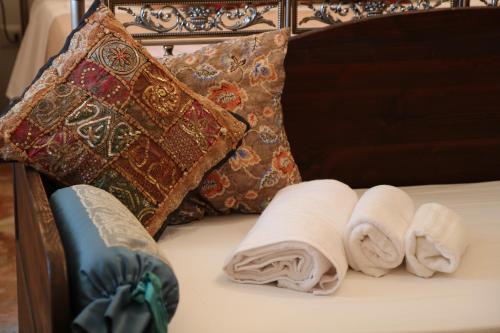 a bed with two towels and pillows on it at B&B Il Giardino di Paola in Alliste
