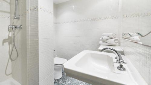 リャフランにある1Peral01 - Llafrancの白いバスルーム(洗面台、トイレ付)