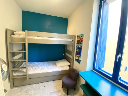Cette petite chambre comprend des lits superposés et un bureau. dans l'établissement Au Cœur de Cassis, à Cassis