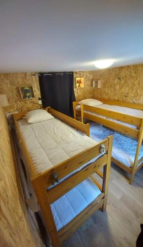 Ce lit se trouve dans un dortoir doté de 2 lits superposés et d'un mur. dans l'établissement Petit chalet Valfréjus pied des pistes, à Modane