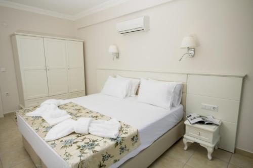 Una cama o camas en una habitación de Sovalye Hotel