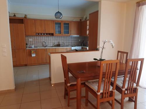 A kitchen or kitchenette at Lovely house