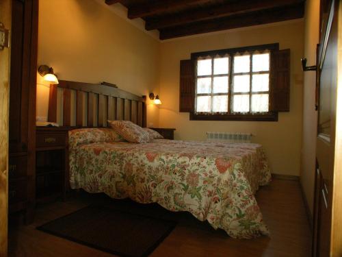 a bedroom with a bed and a window at Hotelapartamentos Torres in Selorio