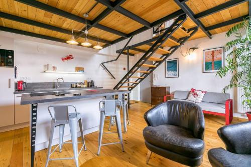 Il comprend une cuisine et un salon avec une mezzanine. dans l'établissement Le Corbeau et le Homard, un vrai havre de paix, à Dijon