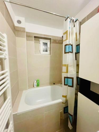 Das Bad ist mit einer Badewanne und einer Dusche ausgestattet. in der Unterkunft Joy City Stay Angela Sava 6 in Timişoara
