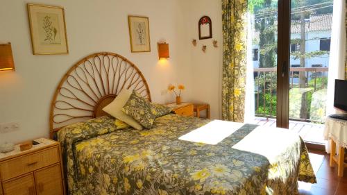 カレリャ・デ・パラフルジェリにあるVilla Prat Xirloのベッドルーム1室(ベッド1台、大きな窓付)