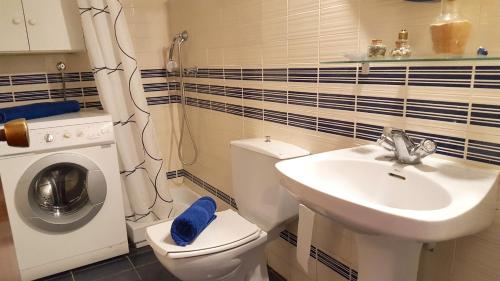 カレリャ・デ・パラフルジェリにあるVilla Prat Xirloのバスルーム(トイレ、洗面台、洗濯機付)