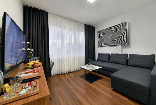 TV a/nebo společenská místnost v ubytování Nish Suites Atasehir