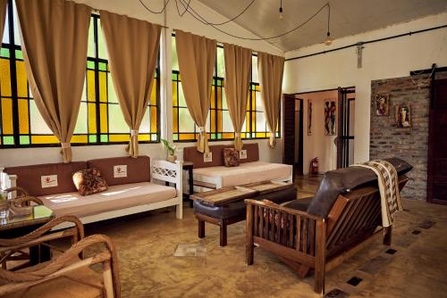 a living room with stained glass windows and a couch at El Rubicón (casa de campo) in Concepción del Uruguay