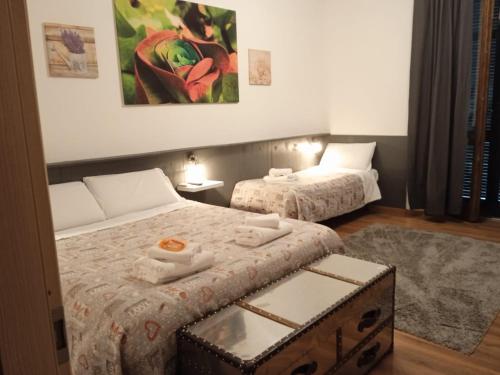 pokój hotelowy z 2 łóżkami i obrazem na ścianie w obiekcie Megaride Guest House w Como