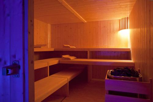 una sauna con estanterías de madera y una luz azul en Antiche Terme di Sardara, en Sardara