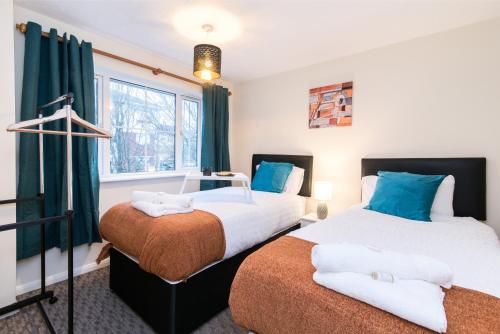 เตียงในห้องที่ Coventry- Perchfoot 3 Bedroom Contractor and Pet-Friendly Spacious House By Sublime Stays