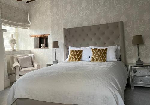 Łóżko lub łóżka w pokoju w obiekcie Old Daltongate House