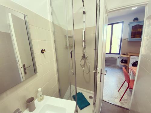 une salle de bain avec douche et lavabo dans l'établissement Au Cœur de Cassis, à Cassis