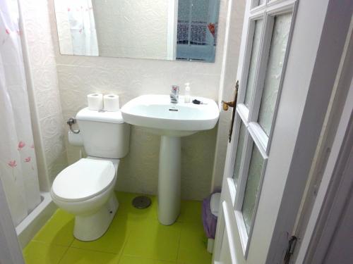biała łazienka z toaletą i umywalką w obiekcie Costamar, Primera linea de playa, 3 dormitorios, 2 baños, vistas al mar, Internet Wifi y Garaje, Ideal parejas y familias w mieście Benalmádena