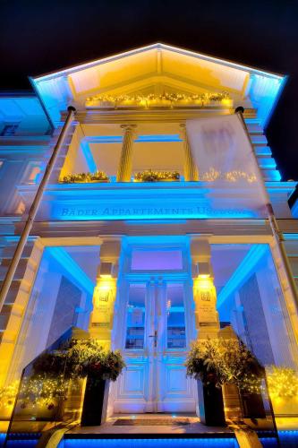 ヘリングスドルフにあるVilla Pia Marieの青い灯りをつけた白い建物