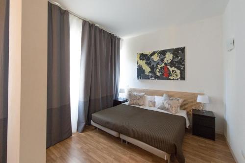 ミラノにあるレジデンザ チニージオのベッドルーム(ベッド1台、窓付)
