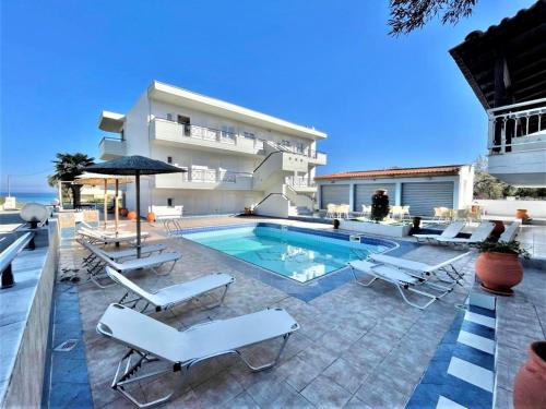 Bazén v ubytování Sueño beach hotel nebo v jeho okolí