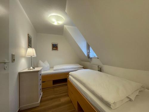 ein kleines Schlafzimmer mit einem Bett und einer Treppe in der Unterkunft Apartment mit Balkon No4 in Quedlinburg