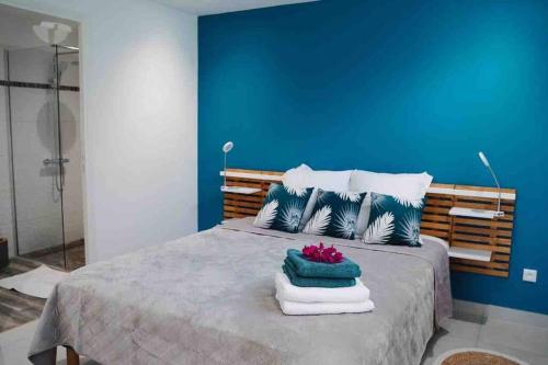Postel nebo postele na pokoji v ubytování Les Alizés Bleus - Cosy appartement avec piscine