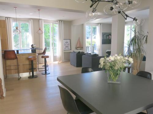 un salon avec une table avec un vase de fleurs dessus dans l'établissement Sacré Coeur CityCosy, à Paris