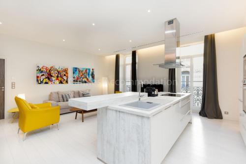 Il comprend une cuisine et un salon avec une chaise jaune. dans l'établissement Clic 20, à Cannes