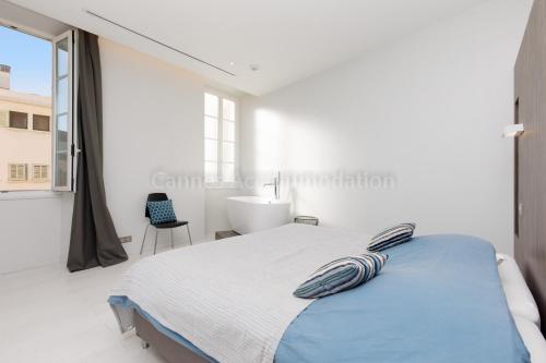 Habitación blanca con cama y ventana en Clic 21, en Cannes