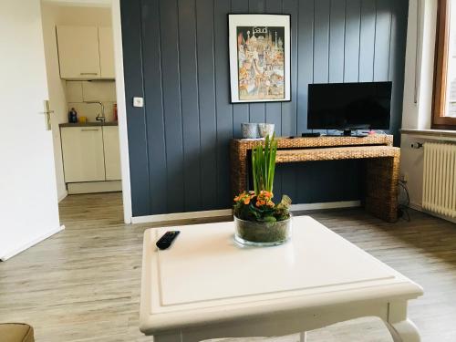 ein Wohnzimmer mit einem Tisch und einer Pflanze darauf in der Unterkunft Generations Holiday Green Views in Attendorn