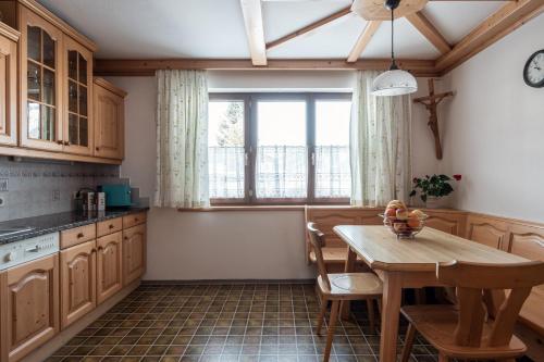 uma cozinha com uma mesa de madeira e uma janela em M-House FLACHAU Ganzes Haus für 8 Personen em Flachau
