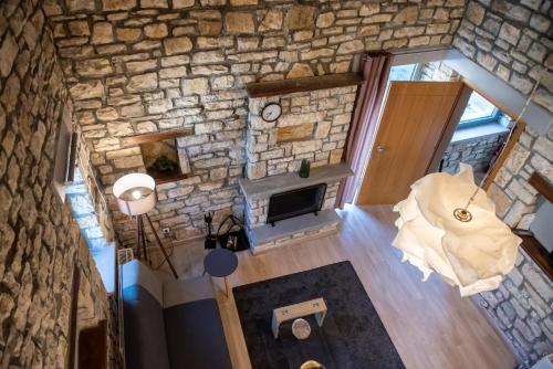 Kalpaki luxury maisonette 4 في Kalpákion: إطلالة علوية لغرفة معيشة مع موقد حجري