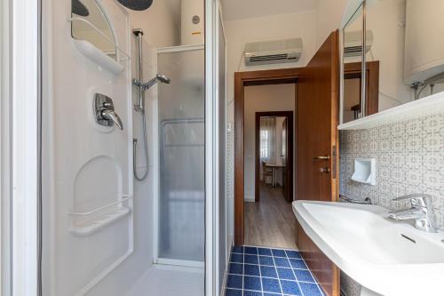 W łazience znajduje się umywalka i prysznic. w obiekcie La Casetta Appartaments w mieście Bardolino