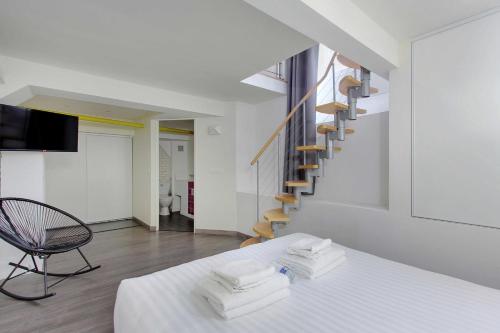 Habitación blanca con cama y escalera en CMG-Cosy Apartment-Parc des Princes-Stade Rolland Garros, en Boulogne-Billancourt