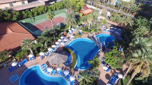 een uitzicht over een zwembad in een resort bij Bahia Principe Sunlight San Felipe in Puerto de la Cruz