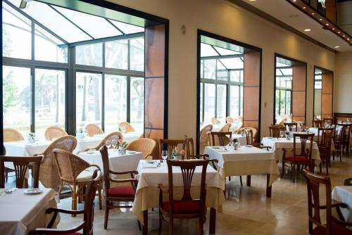 En restaurant eller et andet spisested på Bahia Principe Sunlight San Felipe