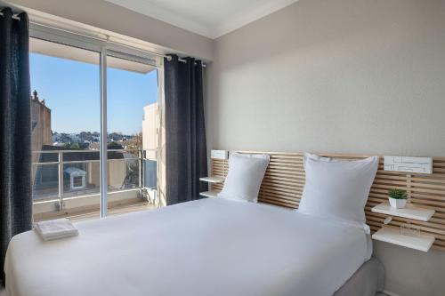 Een bed of bedden in een kamer bij Superbe appartement avec vue sur l'Erdre pour 4 personnes