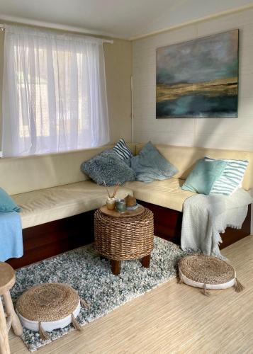 un salon avec un canapé et une fenêtre dans l'établissement Driftwood, à Erdeven