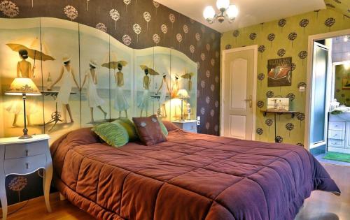 een slaapkamer met een groot bed en een muur met parasols bij Lanévry - Tristan in Kerlaz