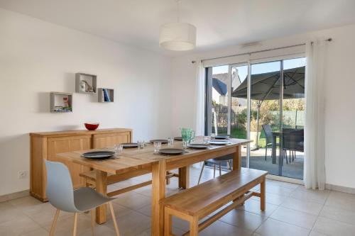 une salle à manger avec une table et des chaises en bois dans l'établissement Maison pour 8 toute équipée à Piriac-Sur-Mer, à Piriac-sur-Mer