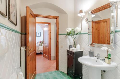 A bathroom at Villa Chianti, your Secret 4 Bedrooms Retreat with View over the Vineyards in Marcialla