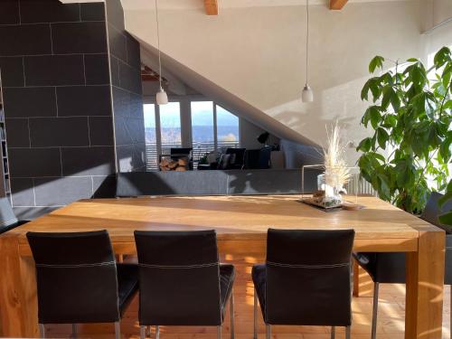 a dining room with a wooden table and chairs at Ferienwohnung Nussbaum-Nest in Hausen